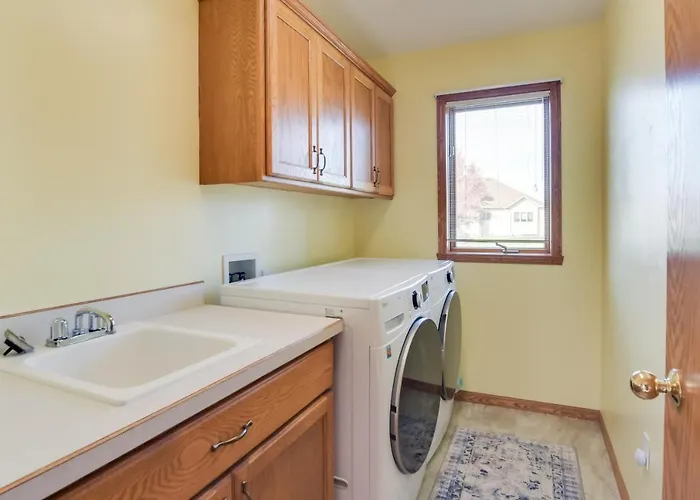 Holiday home 5 Mi To Dtwn: Pet-friendly 'wheatland Twin' Home! Fargo